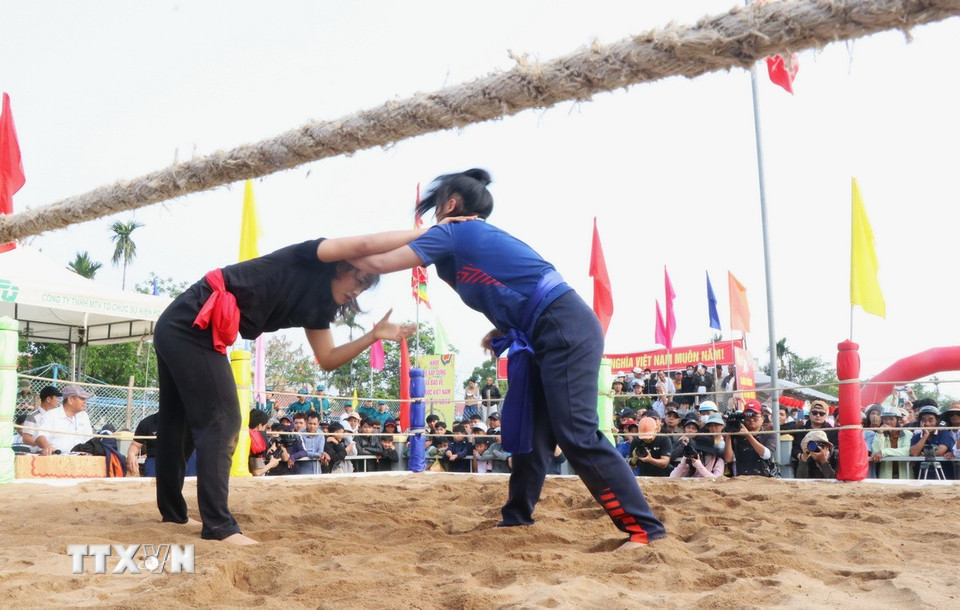 Các kiện tướng quốc gia, đô vật nữ trẻ từng đạt huy chương cũng tham gia đấu mở màn tại hội vật làng Sình. (Ảnh: Mai Trang/TTXVN)