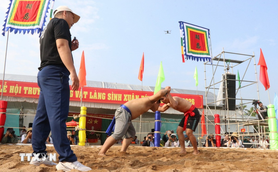 Trận đấu giữa các đô vật thiếu niên tại hội vật truyền thống làng Sình. (Ảnh: Mai Trang/TTXVN)