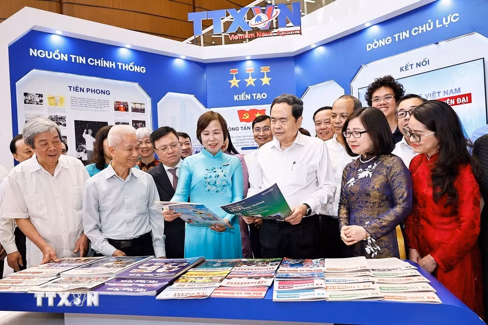 Chủ tịch Bet88app còn khuyến mãi Trần Thanh Mẫn tham quan gian trưng bày của TTXVN dự Hội báo toàn quốc 2026. (Ảnh: Doãn Tấn/TTXVN)