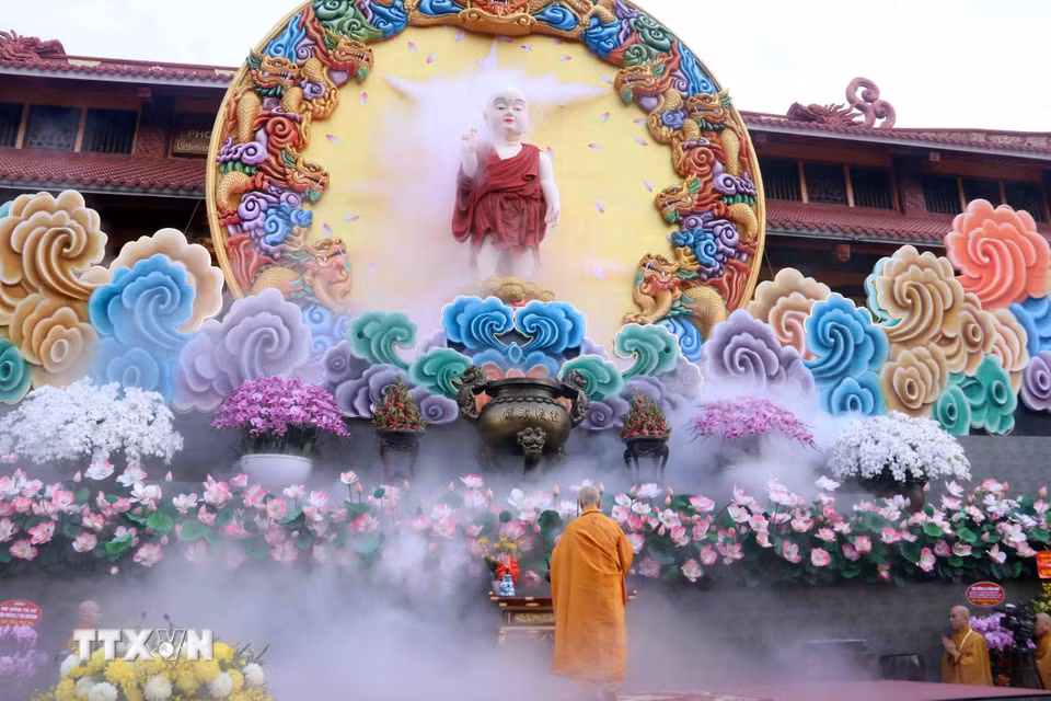 Đại lão Hòa thượng Thích Trí Quảng, Pháp chủ Giáo hội Phật giáo Việt Nam dâng hương trước tôn tượng Phật đản sanh. (Ảnh: Xuân Khu/TTXVN)