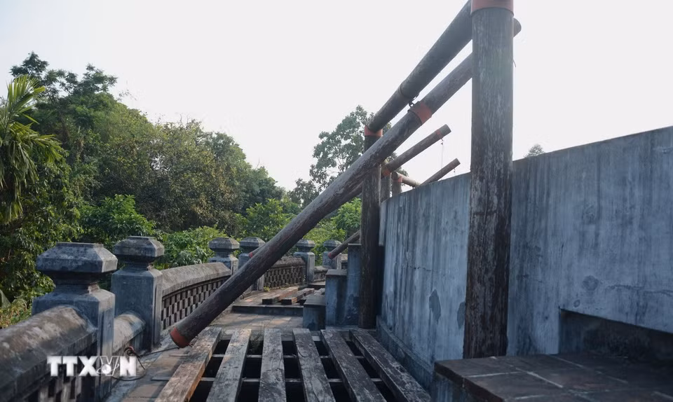 Thanh xà bằng gỗ để giữ cửa chuồng nhốt hổ được bảo tồn nguyên vẹn. (Ảnh: Văn Dũng/TTXVN)