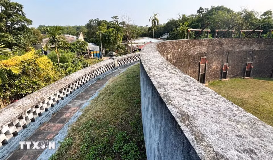 Đấu trường Hổ Quyền có hình vành khăn, kết cấu bởi hai vòng tường thành hình tròn đồng tâm. (Ảnh: Văn Dũng/TTXVN)