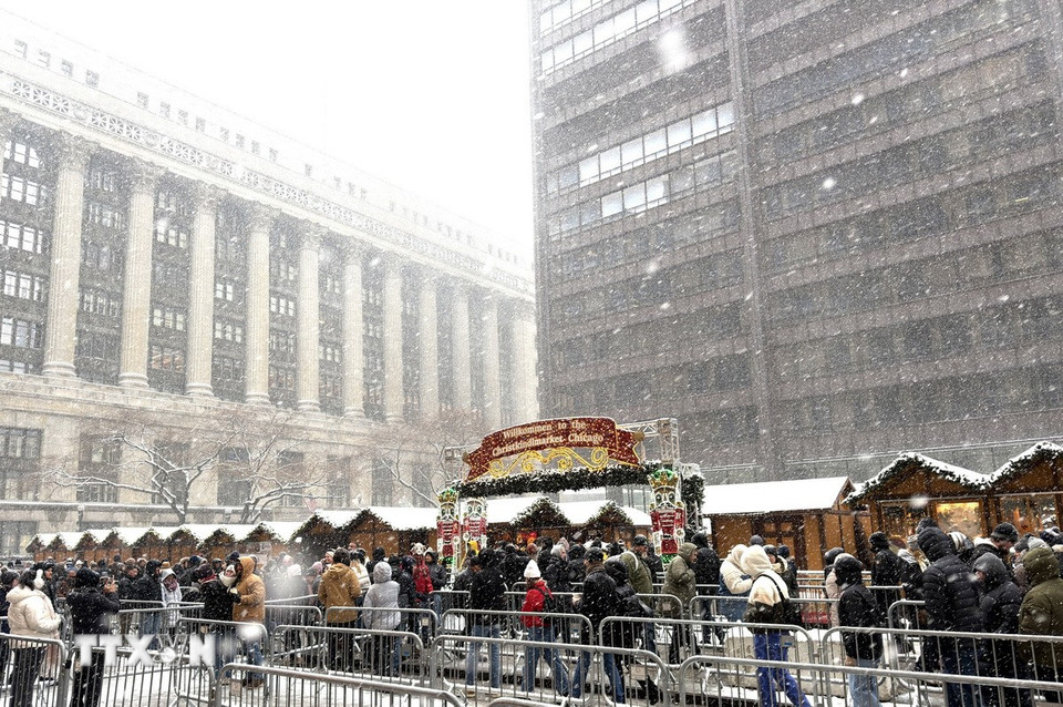 Người dân xếp hàng vào hội chợ Giáng sinh ở Chicago. (Ảnh: Ngọc Quang/TTXVN)