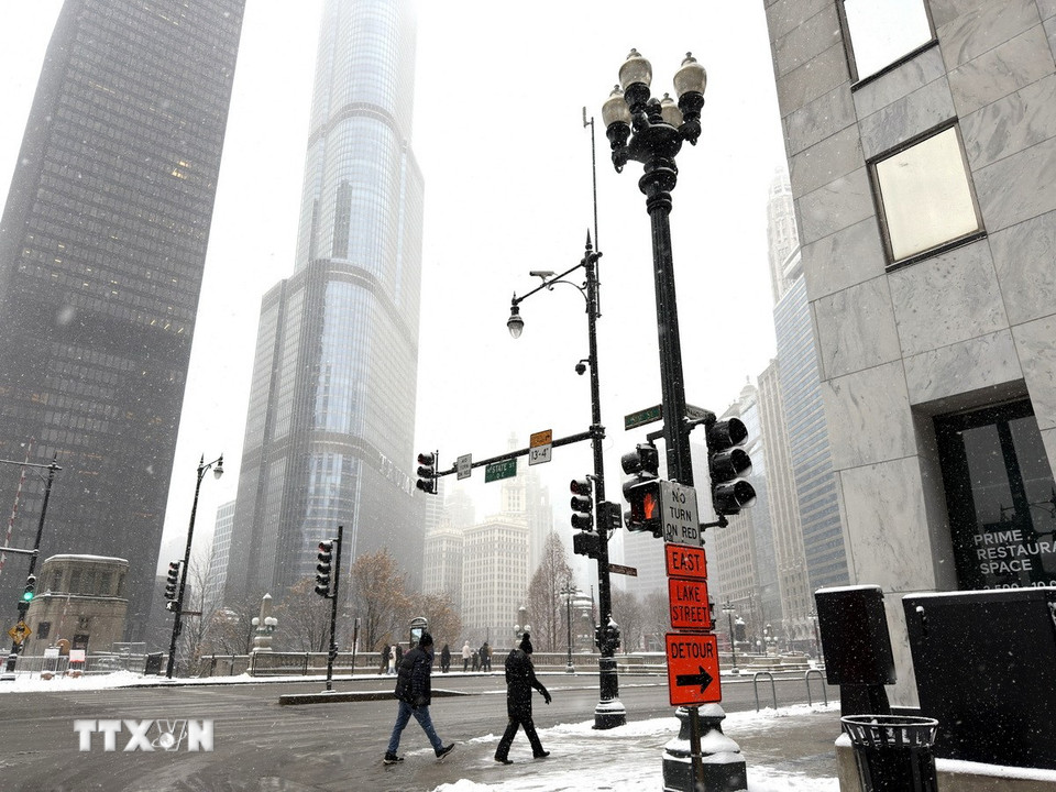Tuyết đầu tại Trump Tower ở trung tâm Chicago. (Ảnh: Ngọc Quang/TTXVN)