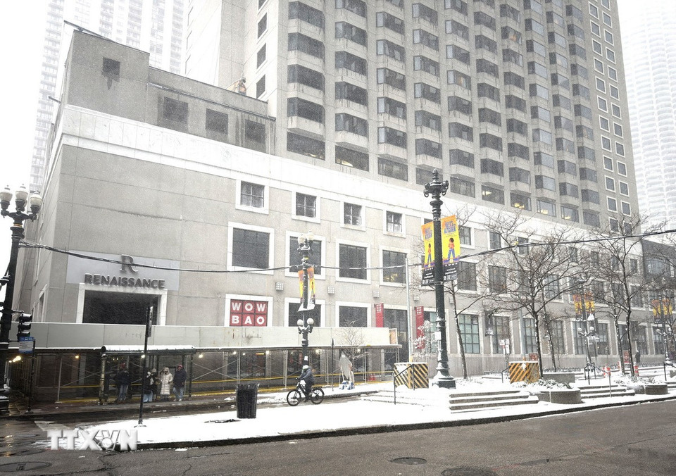 Người dân di chuyển dưới trời tuyết đầu mùa trên đường State Street, gần khách sạn Renaissance Chicago. (Ảnh: Ngọc Quang/TTXVN)