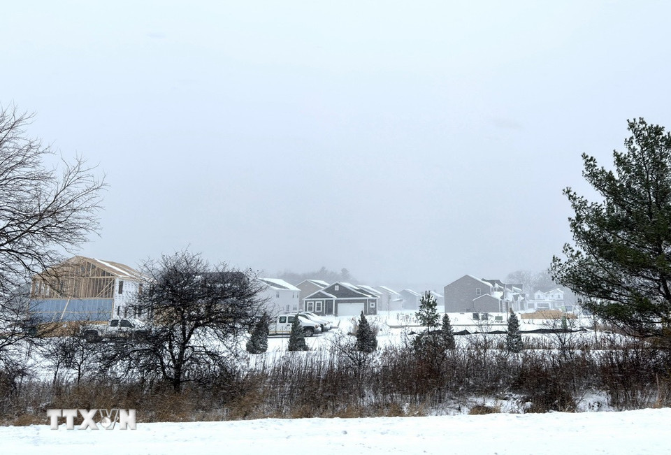 Tuyết phủ trắng mái nhà, tạo nên khung cảnh yên bình và tinh khiết, như bước ra từ một bức tranh mùa đông. (Ảnh: Ngọc Quang/TTXVN)