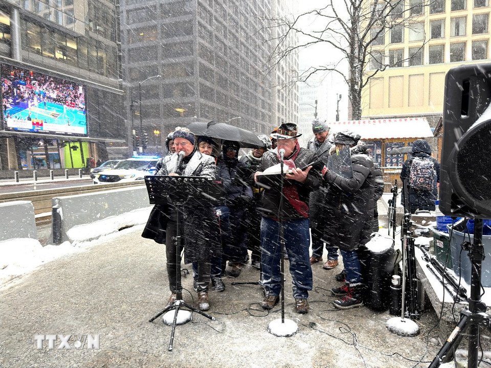Một ban nhạc biểu diễn dưới tuyết rơi tại một hội chợ Giáng sinh ở Chicago. (Ảnh: Ngọc Quang/TTXVN)