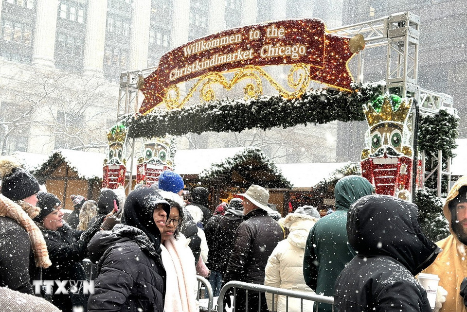 Người dân xếp hàng vào hội chợ Giáng sinh ở Chicago. (Ảnh: Ngọc Quang/TTXVN)