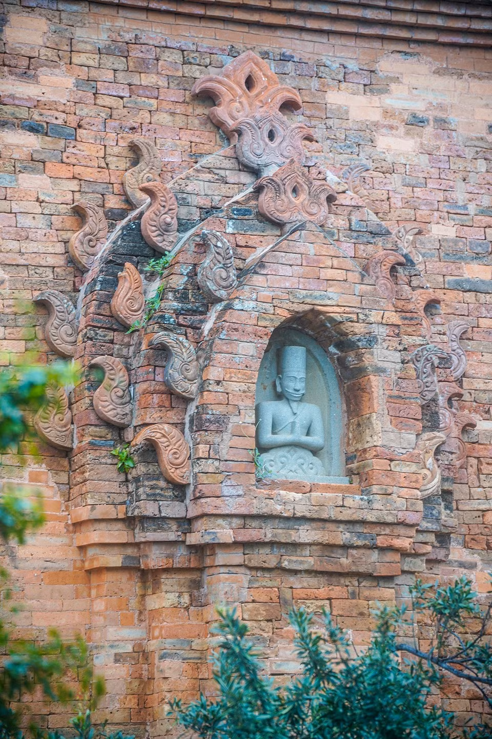 Các hoa văn, hoạ tiết của Đền tháp Po Rome. (Ảnh: Khánh Hoà/TTXVN)