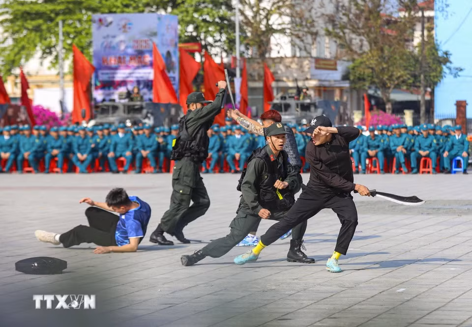 Màn trình diễn võ thuật của lực lượng Cảnh sát Cơ động tại Lễ ra quân huấn luyện. (Ảnh: Xuân Tư/TTXVN)