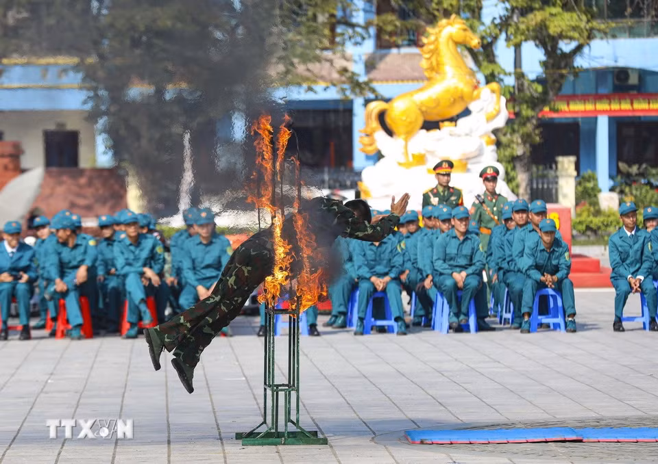 Chiến sỹ Bộ Chỉ huy Quân sự tỉnh Điện Biên thực hành nội dung huấn luyện vượt vòng lửa, hàng rào dây thép gai tại Lễ ra quân huấn luyện. (Ảnh: Xuân Tư/TTXVN)