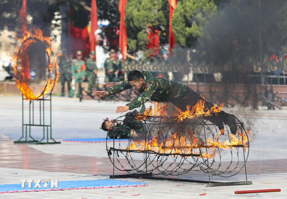 Chiến sỹ Bộ Chỉ huy Quân sự tỉnh Điện Biên thực hành nội dung huấn luyện vượt vòng lửa, hàng rào dây thép gai tại Lễ ra quân huấn luyện. (Ảnh: Xuân Tư/TTXVN)