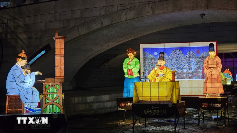 Điện thoại về với cung điện Hoàng gia. (Ảnh: Đức Thắng/TTXVN)