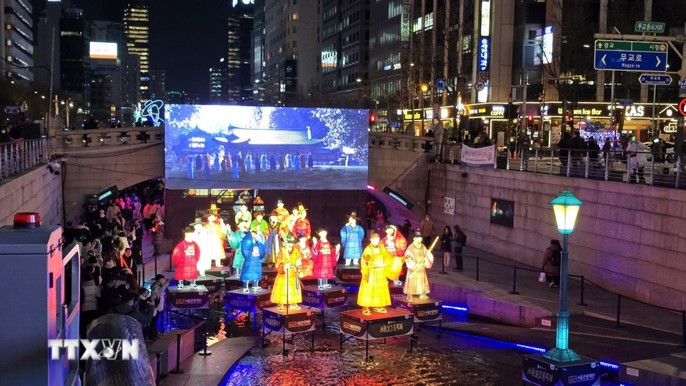Lung linh Lễ hội đèn lồng Seoul 2025 tại suối Cheonggye. (Ảnh: Đức Thắng/TTXVN)