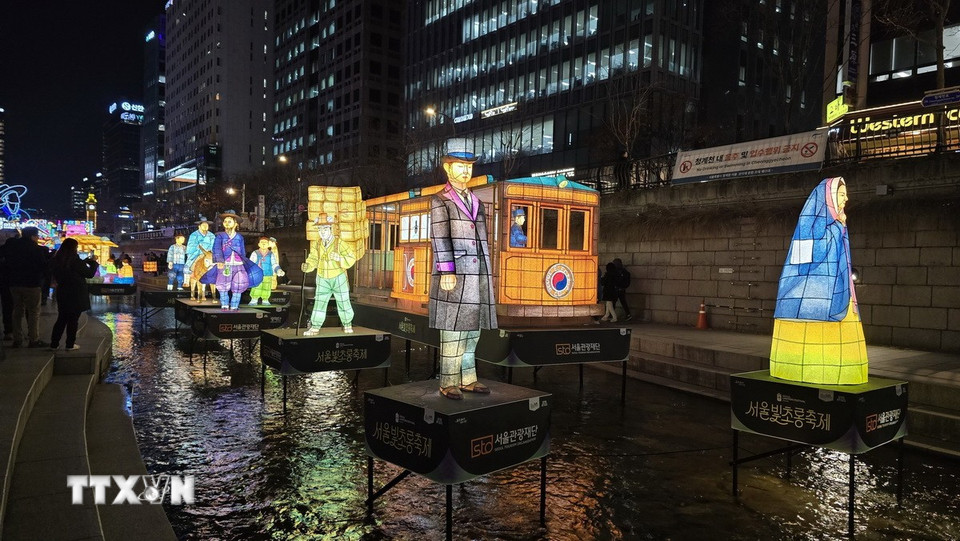 Sự xuất hiện của tàu điện leng keng trên phố. (Ảnh: Đức Thắng/TTXVN)