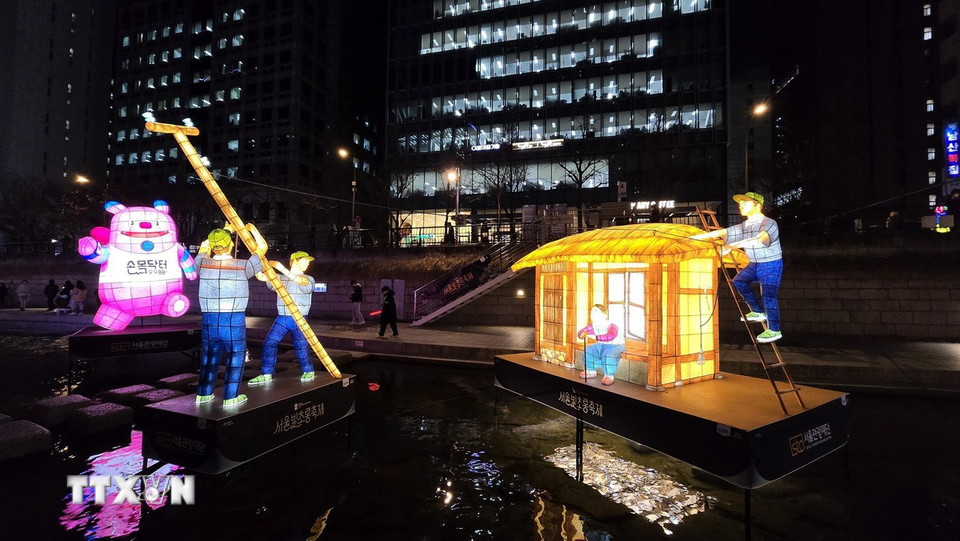 Hình ảnh ngày đầu có điện. (Ảnh: Đức Thắng/TTXVN)