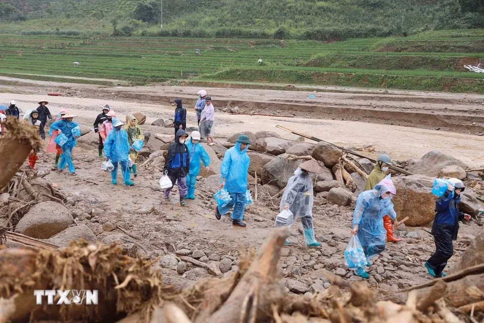 Người dân xã Than Uyên nấu cơm đưa đến cho nhân dân Bản Chít và các lực lượng giúp dân khắc phục hậu quả do lũ dữ gây ra tại Mường Than. (Ảnh: Quý Trung/TTXVN)