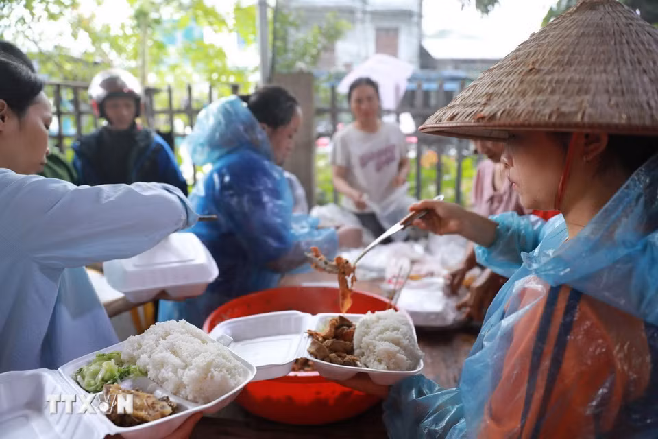 Những suất cơm đong đầy những tình cảm của nhân dân Bản Phúc Khoa dành cho nhân dân và các lực lượng. (Ảnh: Quý Trung/TTXVN)