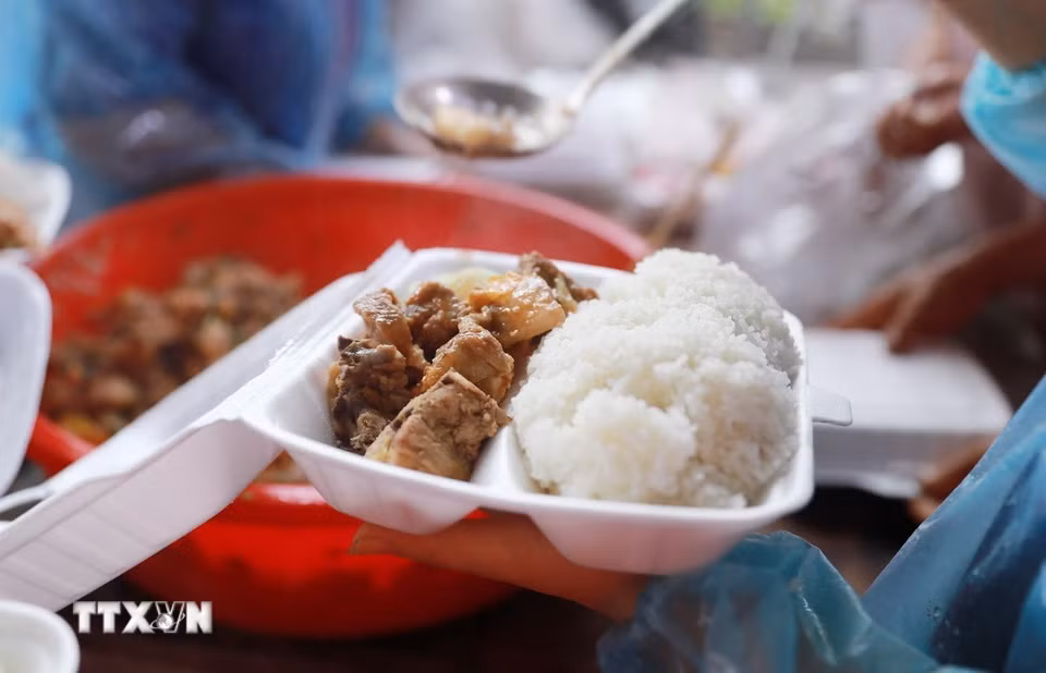Những suất cơm đong đầy những tình cảm của nhân dân Bản Phúc Khoa dành cho nhân dân và các lực lượng. (Ảnh: Quý Trung/TTXVN)