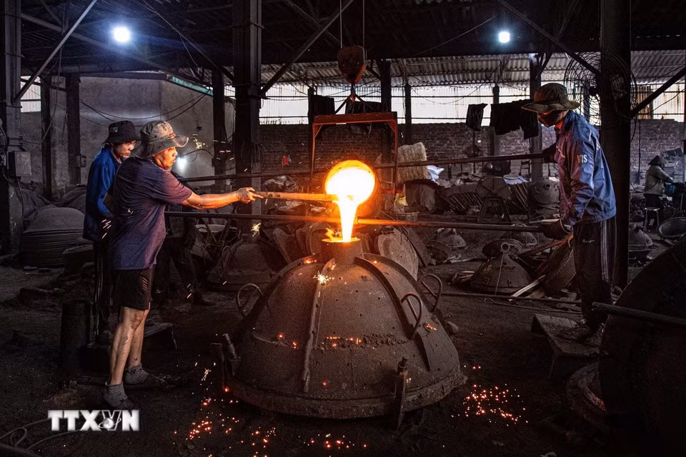Quy trình rót gang nung chảy vào khuôn đúc. (Ảnh: Hà Anh/TTXVN)