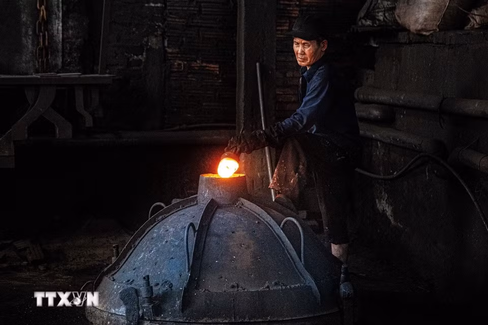 Không gian xưởng đúc "đỏ lửa" mỗi ngày. (Ảnh: Hà Anh/TTXVN)