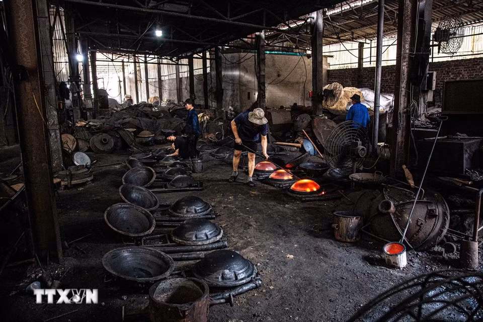 Hình ảnh bên trong cơ sở đúc gang Việt Mùi. (Ảnh: Hà Anh/TTXVN)