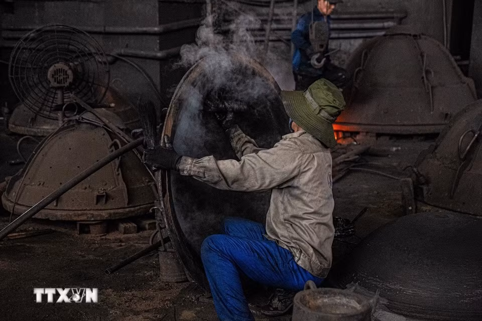 Công đoạn làm nguội sau khi tháo khuôn. (Ảnh: Hà Anh/TTXVN)