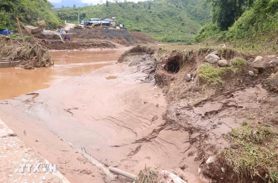 Lũ lên cao khiến một số khu vực hai bên suối Nậm Cuổi của xã Nậm Mạ bị sạt lở. (Ảnh: Nguyễn Oanh/TTXVN)