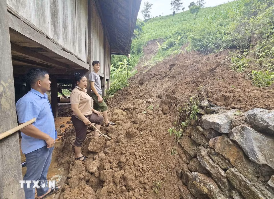 Một số nhà dân ở bản Nậm Mạ, xã Nậm Mạ bị sạt lở. (Ảnh: Nguyễn Oanh/TTXVN)