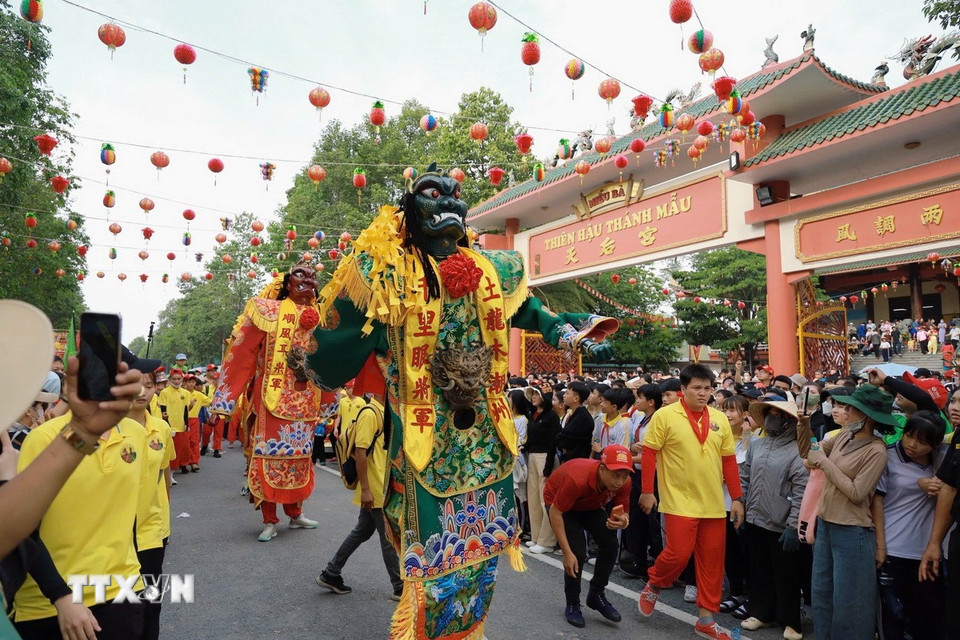 Lễ hội quy tụ hơn 25 đoàn lân sư rồng, xe hoa và các đoàn nghệ thuật biểu diễn miễn phí. (Ảnh: Huyền Trang/TTXVN)