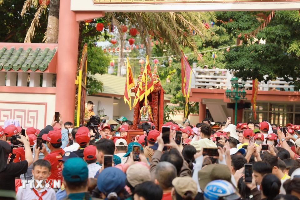 Lễ hội rước kiệu Bà thu hút hàng nghìn người du xuân tham dự. (Ảnh: Huyền Trang/TTXVN)