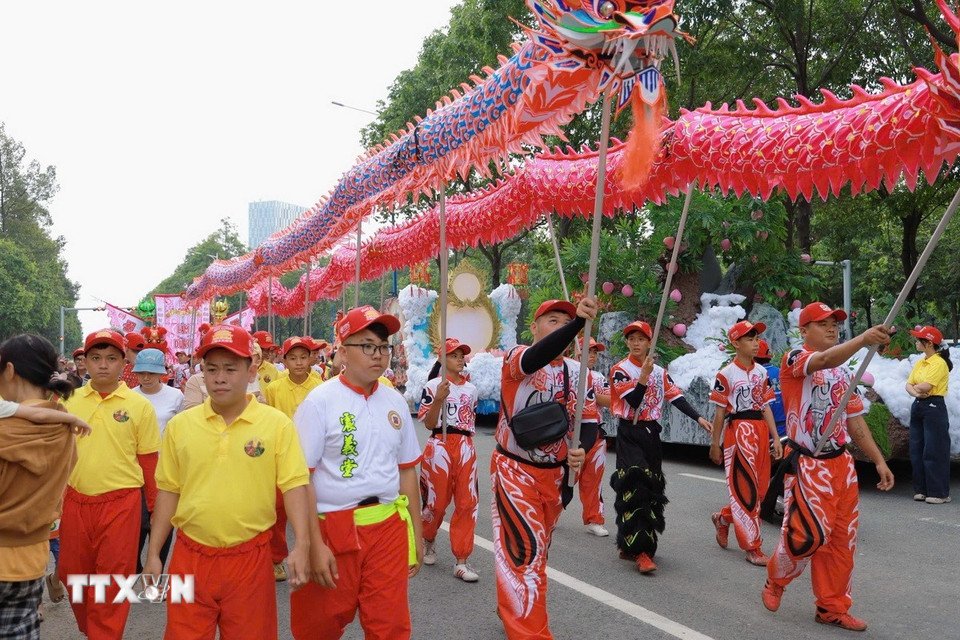 Lễ hội quy tụ hơn 25 đoàn lân sư rồng, xe hoa và các đoàn nghệ thuật biểu diễn miễn phí. (Ảnh: Huyền Trang/TTXVN)