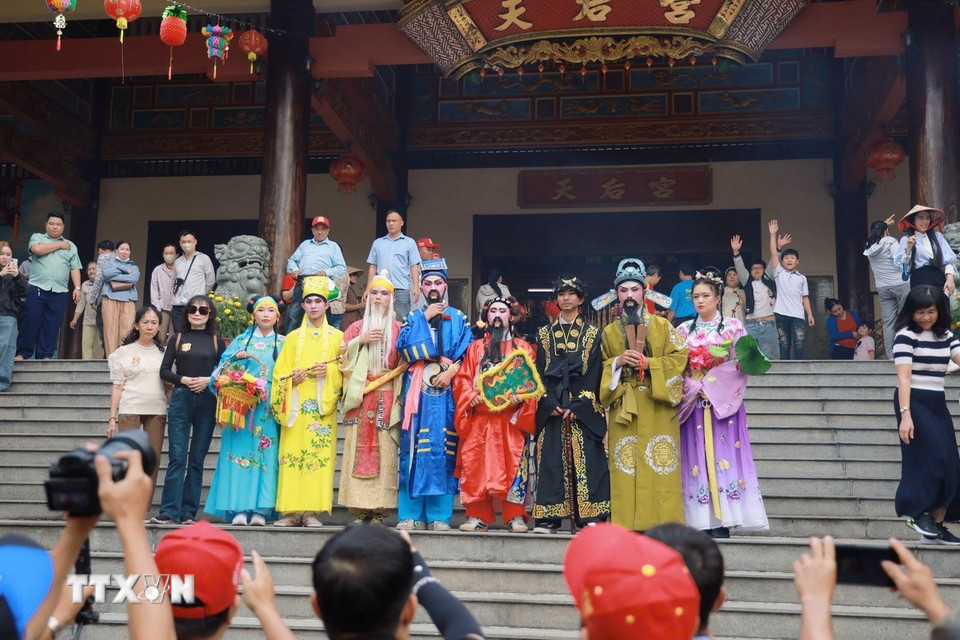 Lễ hội quy tụ hơn 25 đoàn lân sư rồng, xe hoa và các đoàn nghệ thuật biểu diễn miễn phí. (Ảnh: Huyền Trang/TTXVN)