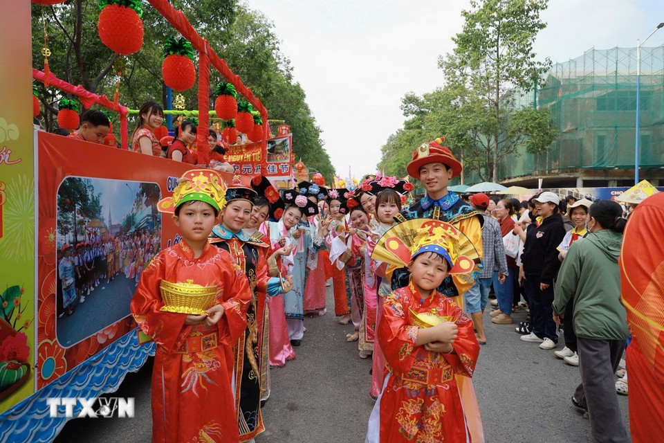 Lễ hội quy tụ hơn 25 đoàn lân sư rồng, xe hoa và các đoàn nghệ thuật biểu diễn miễn phí. (Ảnh: Huyền Trang/TTXVN)