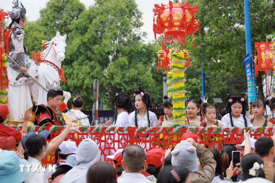 Lễ hội quy tụ hơn 25 đoàn lân sư rồng, xe hoa và các đoàn nghệ thuật biểu diễn miễn phí. (Ảnh: Huyền Trang/TTXVN)