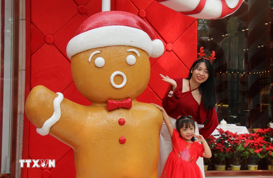 Nhiều gia đình tại TP. Hồ Chí Minh lựa chọn trang phục màu đỏ rực rỡ, góp phần làm nổi bật không khí Giáng sinh. (Ảnh: Thu Hương/TTXVN)