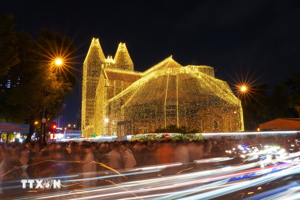 Nhà thờ Đức Bà sáng rực giữa trung tâm Thành phố Hồ Chí Minh. (Ảnh: Thu Hương/TTXVN)