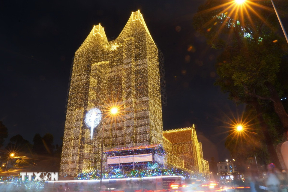 Những dải đèn LED màu vàng của Nhà thờ Đức Bà làm khung cảnh thành phố vào buổi tối trở nên rực rỡ, ấm áp hơn. (Ảnh: Thu Hương/TTXVN)