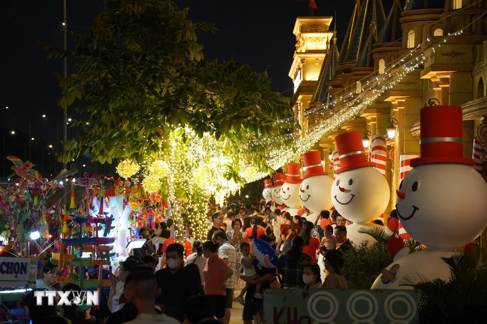 Tiểu cảnh người tuyết tại phường Phú Định thu hút đông đảo người dân tới chụp ảnh, tham quan. (Ảnh: Thu Hương/TTXVN)