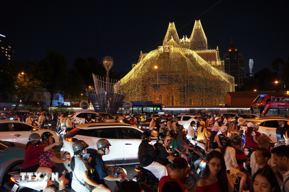 Khu vực xung quanh Nhà thờ Đức Bà luôn đông đúc vào mỗi buổi tối. (Ảnh: Thu Hương/TTXVN)