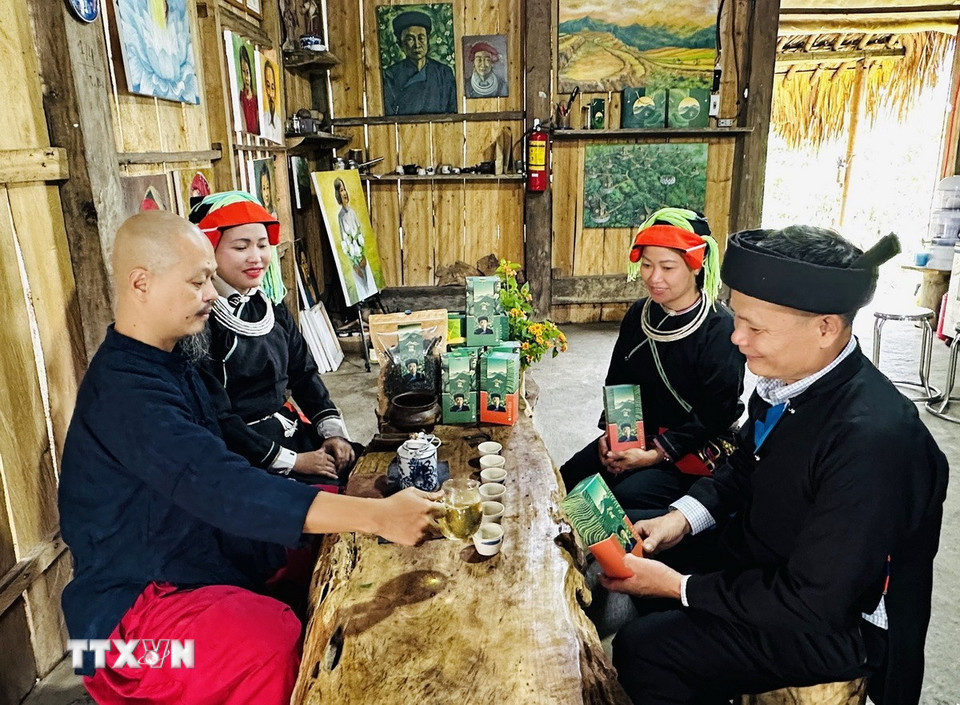 Thưởng chè mới sao là một nét văn hóa của người dân tộc Dao (thôn Xà Phìn, xã biên giới Thanh Thủy, tỉnh Tuyên Quang). (Ảnh: Đức Thọ /TTXVN)