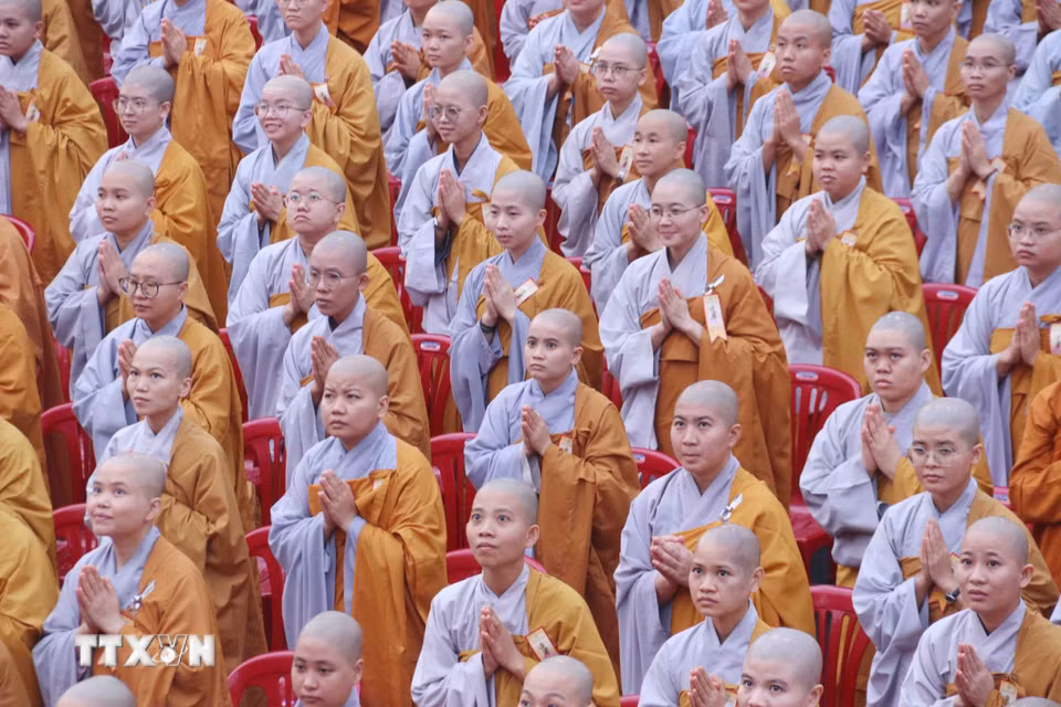 Đông đảo Tăng ni thuộc Giáo hội Phật giáo Việt Nam Thành phố Hồ Chí Minh trang nghiêm dự Đại lễ. (Ảnh: Xuân Khu/TTXVN)