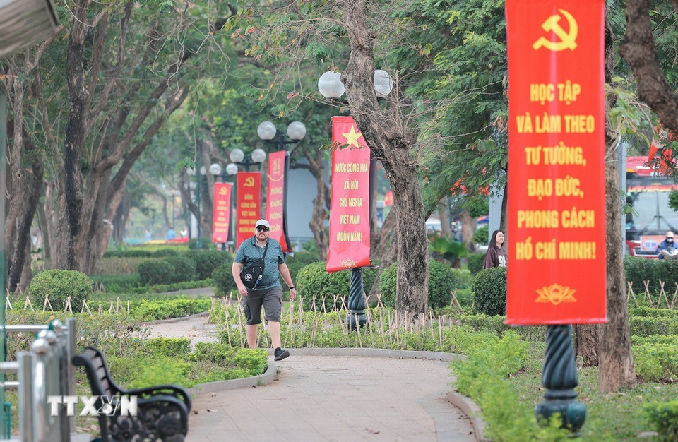 Hà Nội trang hoàng nổi bật với pano, khẩu hiệu, cờ Tổ quốc và băng rôn cổ động lan tỏa không khí trang trọng chào mừng 96 năm thành lập Đảng. (Ảnh: Lê Đông/TTXVN)