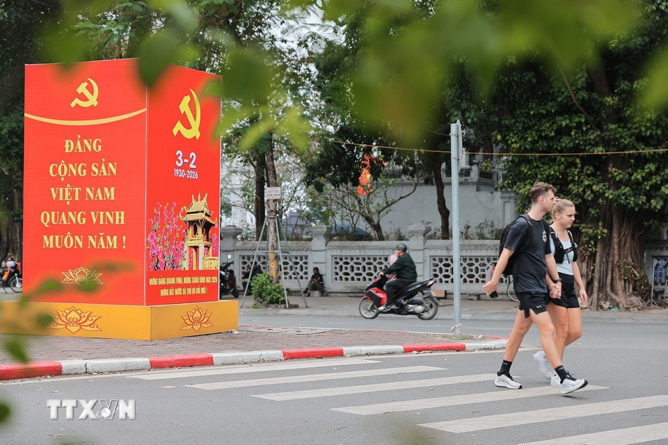 Không khí kỷ niệm 96 năm thành lập Đảng lan toả trên nhiều tuyến phố của Thủ đô. (Ảnh: Lê Đông/TTXVN)