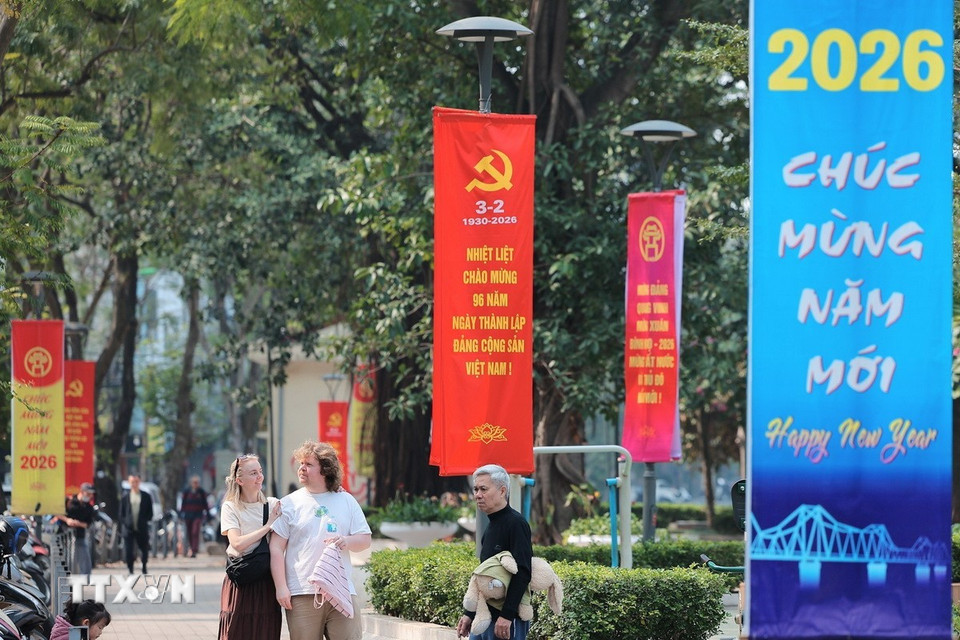 Không khí kỷ niệm 96 năm thành lập Đảng lan toả trên nhiều tuyến phố của Thủ đô. (Ảnh: Lê Đông/TTXVN)