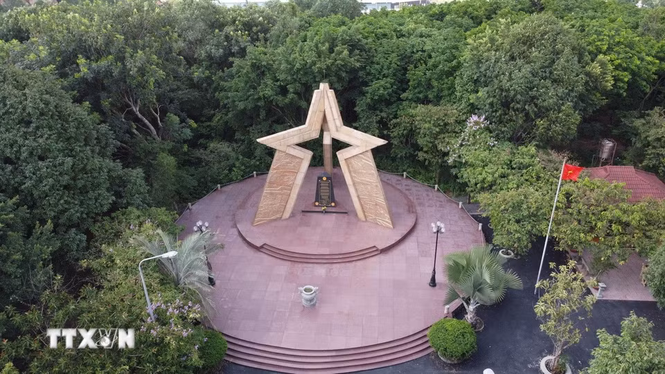 Trong khu rừng cảnh quan môi trường Biên Hòa còn có Bia tưởng niệm liệt sỹ Đoàn đặc công 113 tại đỉnh đồi 61. (Ảnh: Sỹ Tuyên/TTXVN)
