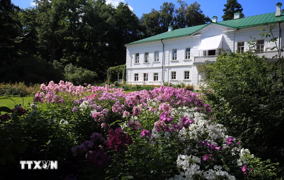 Vườn hoa nhiều màu sắc sau nhà Lev Tolstoi. (Ảnh: Văn Hiếu/TTXVN)