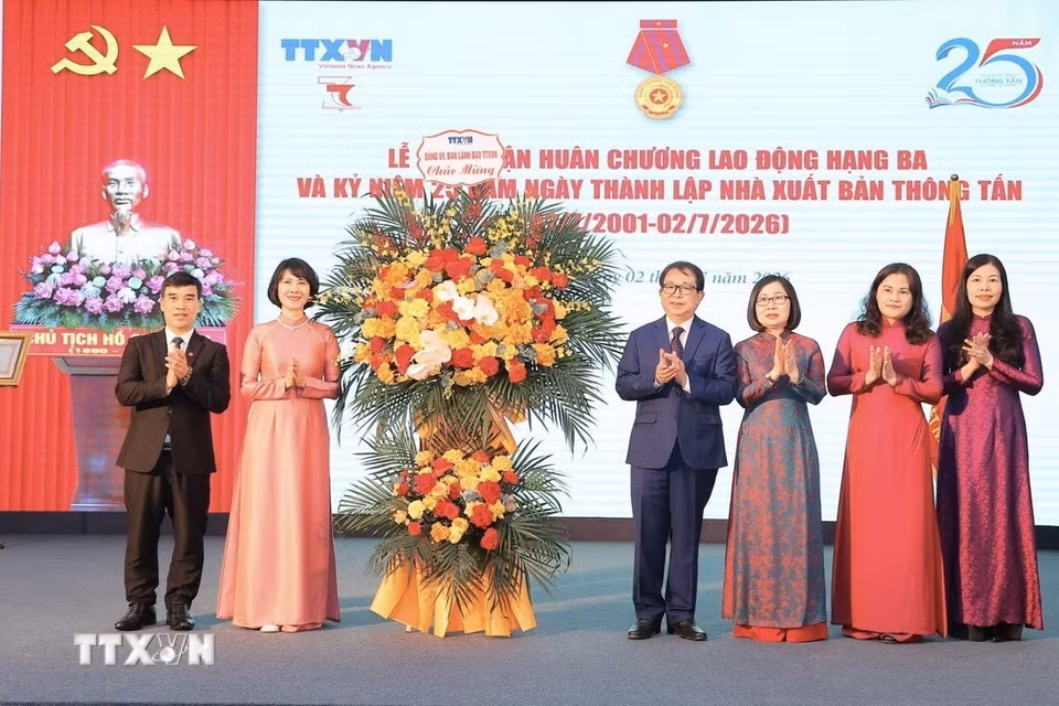 Ban lãnh đạo TTXVN tặng hoa chúc mừng Nhà xuất bản Thông tấn. (Ảnh: Minh Quyết/TTXVN)