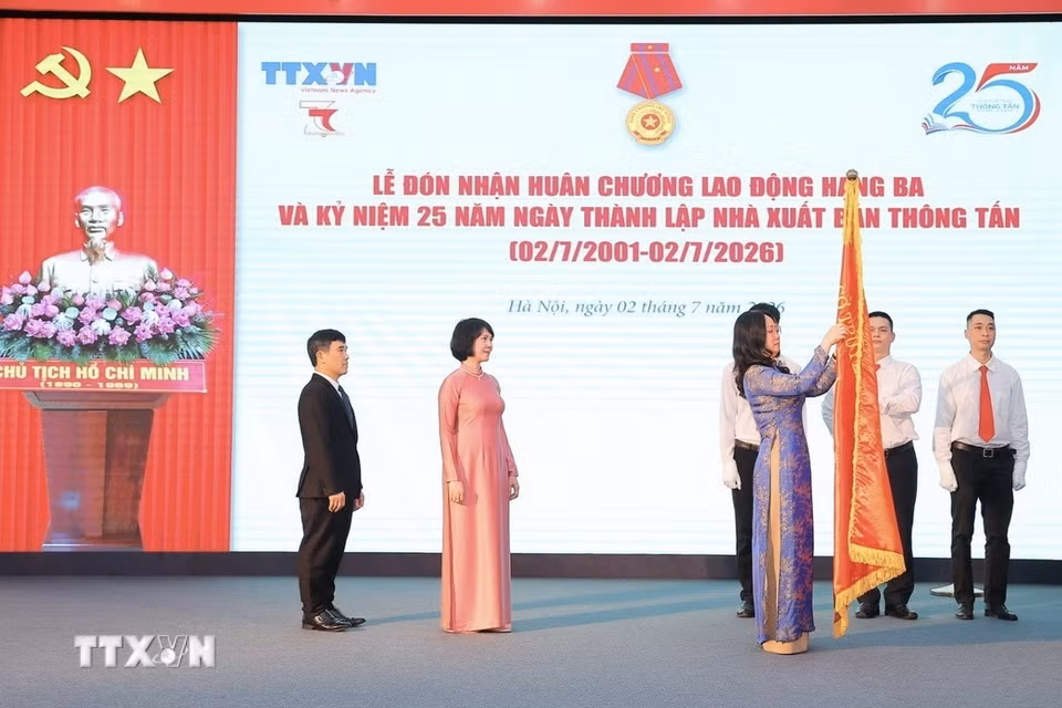 Bộ trưởng Bộ Văn hóa, Thể thao và Du lịch Lâm Thị Phương Thanh trao Huân chương Lao động hạng Ba của Chủ tịch nước tặng Nhà xuất bản Thông tấn. (Ảnh: Minh Quyết/TTXVN)