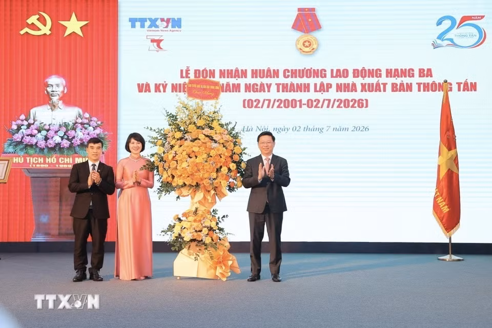 Đồng chí Trần Thanh Lâm, Uỷ viên Trung ương Đảng, Phó trưởng Ban Tuyên giáo và Dân vận Trung ương thay mặt Ban Tuyên giáo và Dân vận Trung ương tặng hoa chúc mừng Nhà xuất bản Thông tấn. (Ảnh: Minh Quyết/TTXVN)